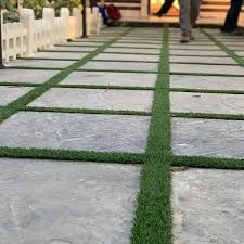 پیاده‌رو مدرن با بتن اکسپوز